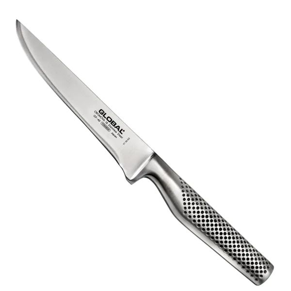 Europejski nóż do wykrawania 15cm | Global GF-40 Profesjonalny nóż kuchenny do wykrawania 15cm | Global GF-40
Stosunkowo ciężki, specjalistyczny nóż, przeznaczony do trybowania większych części mięsa, takich jak szponder, udziec jagnięcy, szynka czy indyk. Zakończona ostrym czubkiem szersza klinga pozwala ciąć precyzyjnie w najciaśniejszych miejscach i ułatwia oddzielanie mięsa od kości. Dzięki jednolitej konstrukcji drobiny produktów nie pozostają w rękojeści.
Dane techniczne:
Ostrze – Stal nierdzewna CROMOVA 18Rękojeść - stalowa wypełniona piaskiemTwardość – 56-58 HRCDługość całkowita – 28,8 cmDługość ostrza – 15 cmSzerokość klingi – 2,7 cmGrubość klingi – 3 mmSposób ostrzenia - szlif dwustronny symetrycznyWaga – ok. 180 g
Noże kuchenne Global słyną z łączenia fenomenalnej skuteczności z eleganckim designem. Są lekkie i doskonale wyważone, a ich cienkie, twarde i wytrzymałe klingi zachowują idealną ostrość przez długi czas. Dzięki jednolitej konstrukcji noże są higieniczne, lepiej leżą w dłoni i łatwiej jest je wyczyścić czy naostrzyć. Indywidualnie wyważana rękojeść została tak skonstruowana, by redukować zmęczenie i nie wyślizgiwać się z rąk. Noże Global, zaprojektowane w 1985 r. przez Komina Yamadę, zdobyły wiele międzynarodowych nagród i cieszą się niesłabnącym uznaniem największych mistrzów kuchni – zarówno profesjonalistów, jak i kuchmistrzów domowych.