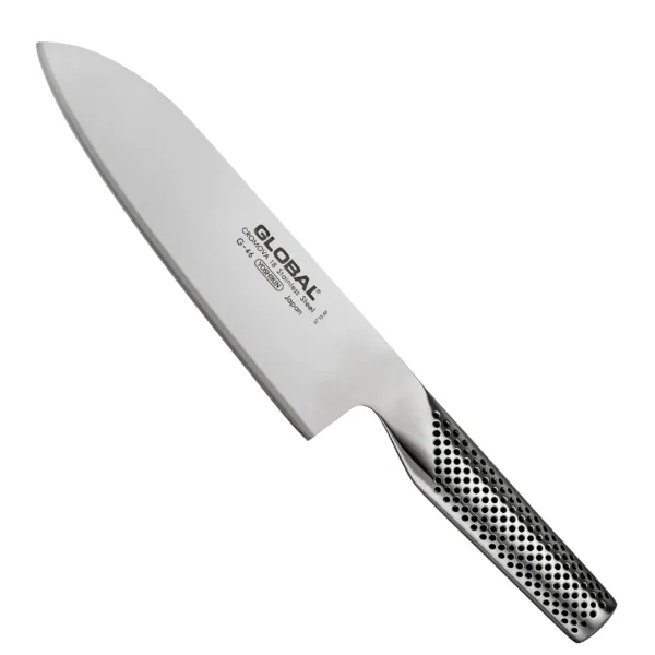 Nóż Santoku 18cm | Global G-46 Nóż kuchenny Santoku 18 cm | Global G-46
Japoński nóż o wszechstronnym zastosowaniu, przeznaczony głównie do mięsa, warzyw i ryb. Ponieważ posiada cienkie ostrze, znakomicie się też sprawdzi przy krojeniu chleba, plastrowaniu owoców czy siekaniu ziół. Duża klinga ułatwia przenoszenie pokrojonych produktów do salaterki lub na patelnię.
Dane techniczne:
Ostrze – Stal nierdzewna CROMOVA 18Rękojeść - stalowa wypełniona piaskiemTwardość – 56-58 HRC +/- 1Długość całkowita – 30,5 cmDługość ostrza – 18 cmSzerokość klingi – 4,3 cmGrubość klingi – 2 mmSposób ostrzenia - szlif dwustronny symetrycznyWaga – ok. 177 g
Noże kuchenne Global słyną z łączenia fenomenalnej skuteczności z eleganckim designem. Są lekkie i doskonale wyważone, a ich cienkie, twarde i wytrzymałe klingi zachowują idealną ostrość przez długi czas. Dzięki jednolitej konstrukcji noże są higieniczne, lepiej leżą w dłoni i łatwiej jest je wyczyścić czy naostrzyć. Indywidualnie wyważana rękojeść została tak skonstruowana, by redukować zmęczenie i nie wyślizgiwać się z rąk. Noże Global, zaprojektowane w 1985 r. przez Komina Yamadę, zdobyły wiele międzynarodowych nagród i cieszą się niesłabnącym uznaniem największych mistrzów kuchni – zarówno profesjonalistów, jak i kuchmistrzów domowych.