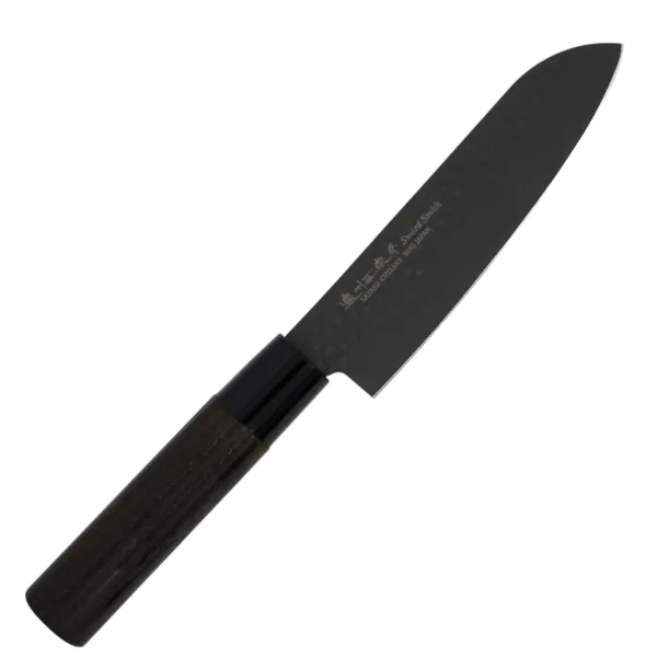 Satake Tsuhime Black Nóż mini Santoku 15 cm Tsuhime Black Satake Nóż Mini Santoku 15 cm
Wszechstronny japoński nóż kuchenny, przeznaczony do krojenia warzyw, owoców, mięsa i ryb. Szeroka klinga ułatwia przenoszenie pokrojonych produktów do salaterki lub na patelnię i przydaje się też do rozgniatania czosnku. Wysoko umieszczona rękojeść zapobiega uderzaniu kłykciami o deskę. Warstwa tytanu pokrywająca ostrze jest metalem nietoksycznym dzięki czemu krojona żywność pozostaje neutralna chemicznie.
Dane techniczne:
Ostrze - stal molibdenowo-wanadowa pokryta czarną powłoką tytanowąRękojeść - drewno kasztanowe pierścień z tworzywaTwardość - 56-58 HRCDługość całkowita - 27,7 cmDługość ostrza - 15,0 cmSzerokość klingi - 4,6 cmGrubość klingi - 1,8 mmSposób ostrzenia - szlif dwustronny symetrycznyWaga - ok. 96 g