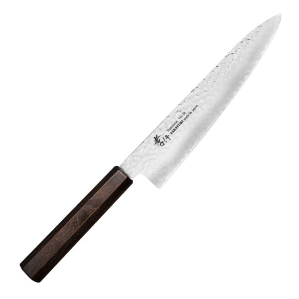 Sakai Takayuki Nanairo VG-10 Retro Nóż Szefa kuchni 21 cm Sakai Takayuki Nanairo VG-10 Wine Nóż Santoku 17 cm
Wielofunkcyjny japoński nóż kuchenny, przeznaczony do krojenia warzyw, mięsa i ryb. Posiada obniżony czubek, który znacznie ułatwia szatkowanie, oraz szerokie ostrze, na które można zgarnąć pokrojone produkty, żeby je przenieść np. do sałatki. Doskonale się sprawdza w każdych warunkach pracy, ponieważ dzięki wysoko położonej rękojeści palce nie dotykają deski ani jedzenia.
Dane techniczne:
Ostrze - nierdzewna stal VG-10 okuta warstwami stali nierdzewnejRękojeść - tworzywo absTwardość - 60-61 HRCDługość całkowita - 36,0 cmDługość ostrza - 21,0 cmSzerokość klingi - 4,7 cmGrubość klingi - 1,9 mmSposób ostrzenia - szlif dwustronny symetrycznyWaga - ok. 165 g
