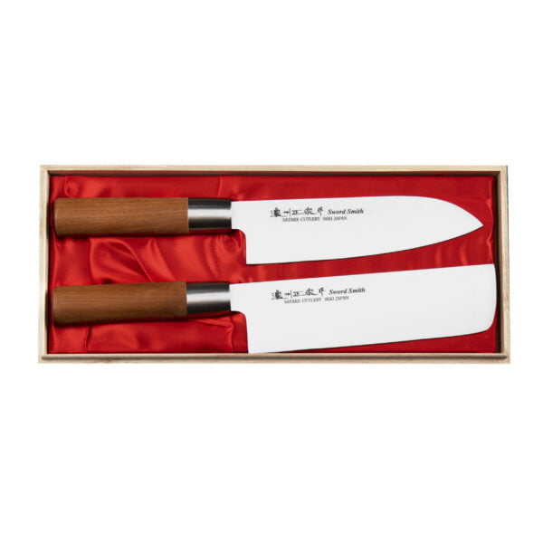 Satake Masamune Zestaw Nóż Santoku + Nakiri Zestaw 2 noży Japońskich w drewnianym prezentowym pudełku
Zestaw 2 noży kuchennych zapakowany w tradycyjne drewniane opakowanie idealnie nadaję się na prezent dla każdego miłośnika gotowania. Noże wykonane ze stali molibdenowo-wanadowej hartowanej do twardości 56-58 HRC, są idealne do środowiska domowego. Na życzenie możemy również wykonać grawer w celu personalizacji prezentu, gdzie grawerunek może przypominać najciekawsze wspomnienie z życia.
Satake Masamune Nóż Santoku 17 cm
Ostrze - stal molibdenowo-wanadowaRękojeść - drewno brzozaTwardość - 56-58 HRCDługość całkowita - 29,7 cmDługość ostrza - 17,0 cmSzerokość klingi - 4,4 cmGrubość klingi - 1,4 mmSposób ostrzenia - szlif dwustronny symetrycznyWaga - ok. 82 g
Satake Masamune Nóż Nakiri 16 cm
Ostrze - stal molibdenowo-wanadowaRękojeść - drewno brzozaTwardość - 56-58 HRCDługość całkowita - 30,5 cmDługość ostrza - 16,0 cmSzerokość klingi - 5,0 cmGrubość klingi - 1,5 mmSposób ostrzenia - szlif dwustronny symetrycznyWaga - ok. 113 g