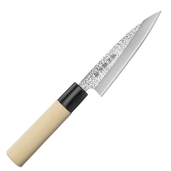 Satake Megumi 420J2 Nóż Deba 12cm Satake Megumi Nóż Deba 12 cm
Tradycyjny japoński nóż z grubą, zwężającą się klingą, który służy do odgławiania i filetowania ryb w taki sposób, żeby nie uszkodzić ich delikatnego mięsa. W Japonii bywa często używany do sprawiania mięsa drobiowego, ale nie jest klasycznym tasakiem i nie powinno się nim mocno uderzać. Aby przeciąć ość, wystarczy lekko nacisnąć grzbiet noża i wykonać szybkie, precyzyjne cięcie. Ostry czubek i krótkie ostrze ułatwiają kontrolę ruchów, co jest szczególnie ważne, gdy trzeba dostać się nożem do ciasnych miejsc.
Dane techniczne:
Ostrze - stal 420J2Rękojeść - drewno magnoliowe pierścień z tworzywaTwardość - 56 HRC +/- 1Długość całkowita - 23,5 cmDługość ostrza - 12 cmSzerokość klingi - 3 cmGrubość klingi - ok. 2 mmSposób ostrzenia - szlif jednostronny praworęcznyWaga - ok. 45 g