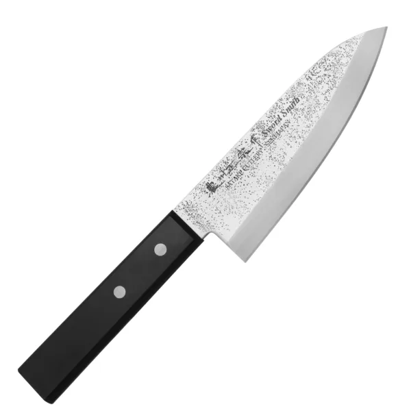 Satake Nashiji Black Pakka Nóż Deba 15,5cm Satake Nashiji Black Pakka Nóż Deba 15,5 cm
Tradycyjny japoński nóż z grubą, zwężającą się klingą, który służy do odgławiania i filetowania ryb w taki sposób, żeby nie uszkodzić ich delikatnego mięsa. W Japonii bywa często używany do sprawiania mięsa drobiowego, ale nie jest klasycznym tasakiem i nie powinno się nim mocno uderzać. Aby przeciąć ość, wystarczy lekko nacisnąć grzbiet noża i wykonać szybkie, precyzyjne cięcie. Ostry czubek i krótkie ostrze ułatwiają kontrolę ruchów, co jest szczególnie ważne, gdy trzeba dostać się nożem do ciasnych miejsc.
Dane techniczne:
Ostrze - stal molibdenowo-wanadowaRękojeść - drewno pakkaTwardość - 56-58 HRCDługość całkowita - 28,1 cmDługość ostrza - 15,5 cmSzerokość klingi - 5 cmGrubość klingi - ok. 3 mmSposób ostrzenia - szlif jednostronny praworęcznyWaga - ok. 160 g
