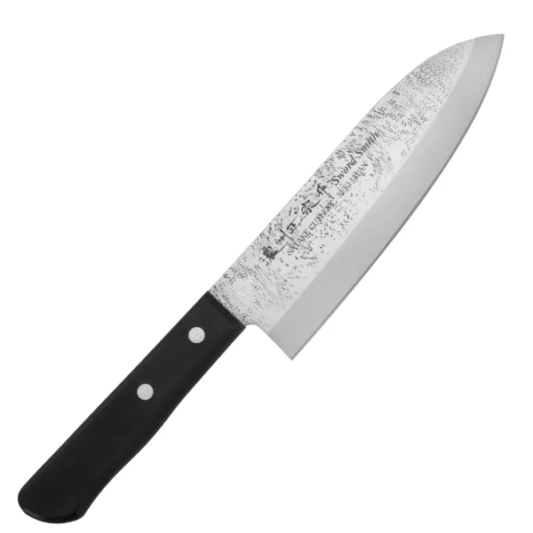 Satake Nashiji Black Pakka Nóż Santoku 17cm Satake Nashiji Black Pakka Nóż kuchenny Santoku 17 cm
Wszechstronny japoński nóż kuchenny, przeznaczony do krojenia warzyw, owoców, mięsa i ryb. Szeroka klinga ułatwia przenoszenie pokrojonych produktów do salaterki lub na patelnię i przydaje się też do rozgniatania czosnku. Wysoko umieszczona rękojeść zapobiega uderzaniu kłykciami o deskę. Dzięki sporym gabarytom nóż doskonale się nadaje do krojenia dużych owoców i warzyw, takich jak arbuz, cukinia czy kapusta.
Dane techniczne:
Ostrze - stal molibdenowo-wanadowaRękojeść - drewno pakkaTwardość - 56-58 HRCDługość całkowita - 28,8 cmDługość ostrza - 17 cmSzerokość klingi - 4,7 cmGrubość klingi - ok. 1,9 mmSposób ostrzenia - szlif dwustronny symetrycznyWaga - ok. 110 g