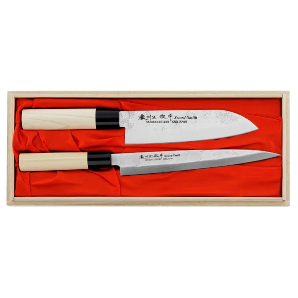 Satake Nashiji Natural Zestaw 2 noży Santoku+Sashimi Satake Nashiji N Zestaw 2 noży kuchennych Santoku+Sashimi
Zestaw 2 noży kuchennych zapakowany w tradycyjne drewniane opakowanie idealnie nadaję się na prezent dla każdego miłośnika gotowania. Noże wykonane ze stali 420J2 hartowane do twardości 56 HRC, są idealne do środowiska domowego. W skład zestawu wchodzi nóż Santoku kuchni o długości 17 cm, przeznaczony do krojenia warzyw, owoców, mięsa i ryb, oraz nóż Yanagi-Sashimi 21 cm to idealny wybór dla każdego miłośnika przygotowywania sushi. Na życzenie możemy również wykonać grawer w celu personalizacji prezentu, gdzie grawerunek może przypominać najciekawsze wspomnienie z życia.
Dane techniczne nóż Santoku:
Ostrze - stal molibdenowo-wanadowaRękojeść - drewno magnolii pierścień z tworzywaTwardość - 56-58 HRCDługość całkowita - 30 cmDługość ostrza - 17 cmSzerokość klingi - 4,5 cmGrubość klingi - ok. 1,8 mmSposób ostrzenia - szlif dwustronny symetrycznyWaga - ok. 90 g
Dane techniczne nóż Yanagi-Sashimi:
Ostrze - stal molibdenowo-wanadowa
Twardość - 56-58 HRCRękojeść - drewno magnolii pierścień z tworzywaDługość całkowita - 33,3 cmDługość ostrza - 21 cmSzerokość klingi - 3 cmGrubość klingi - ok. 2 mmSposób ostrzenia - szlif jednostronny praworęcznyWaga - ok. 70 g