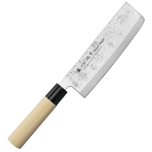 Satake Nashiji Natural Nóż Nakiri 16cm Satake Nashiji Natural Nóż kuchenny Nakiri 16 cm
Specjalistyczny japoński nóż przeznaczony do cięcia ziół i warzyw. Dzięki prostokątnej klindze można szybko przenieść pokrojone składniki do salaterki lub na patelnię. Doświadczony kucharz za pomocą cienkiego noża Nakiri potrafi uzyskać ozdobne, półprzezroczyste plastry (metoda katsura-muki). Prosta krawędź tnąca służy do krojenia w linii pionowej i pozwala zastosować wiele różnych technik, takich jak julienne czy chiffonade.
Dane techniczne:
Ostrze - stal molibdenowo-wanadowaRękojeść - drewno magnolii pierścień z tworzywaTwardość - 56-58 HRCDługość całkowita - 31 cmDługość ostrza - 16 cmSzerokość klingi - 5,1 cmGrubość klingi - ok. 1,8 mmSposób ostrzenia - szlif dwustronny symetrycznyWaga - ok. 120 g  