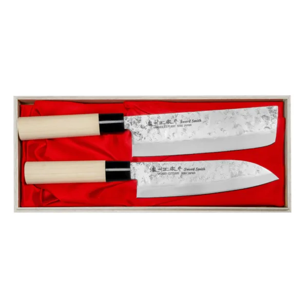 Satake Nashiji Natural Zestaw Santoku + Nakiri Zestaw 2 noży Japońskich w drewnianym prezentowym pudełku
Zestaw 2 noży kuchennych zapakowany w tradycyjne drewniane opakowanie idealnie nadaję się na prezent dla każdego miłośnika gotowania. Noże wykonane ze stali molibdenowo-wanadowej hartowane do twardości 56-58 HRC, są idealne do środowiska domowego. Na życzenie możemy również wykonać grawer w celu personalizacji prezentu, gdzie grawerunek może przypominać najciekawsze wspomnienie z życia.
Satake Nashiji Natural Nóż kuchenny Nakiri 16 cm
Ostrze - stal molibdenowo-wanadowaRękojeść - drewno magnolii pierścień z tworzywaTwardość - 56-58 HRCDługość całkowita - 31 cmDługość ostrza - 16 cmSzerokość klingi - 5,1 cmGrubość klingi - ok. 1,8 mmSposób ostrzenia - szlif dwustronny symetrycznyWaga - ok. 120 g  
Satake Nashiji Natural Nóż kuchenny Santoku 17 cm
Ostrze - stal molibdenowo-wanadowaRękojeść - drewno magnolii pierścień z tworzywaTwardość - 56-58 HRCDługość całkowita - 30 cmDługość ostrza - 17 cmSzerokość klingi - 4,5 cmGrubość klingi - ok. 1,8 mmSposób ostrzenia - szlif dwustronny symetrycznyWaga - ok. 90 g