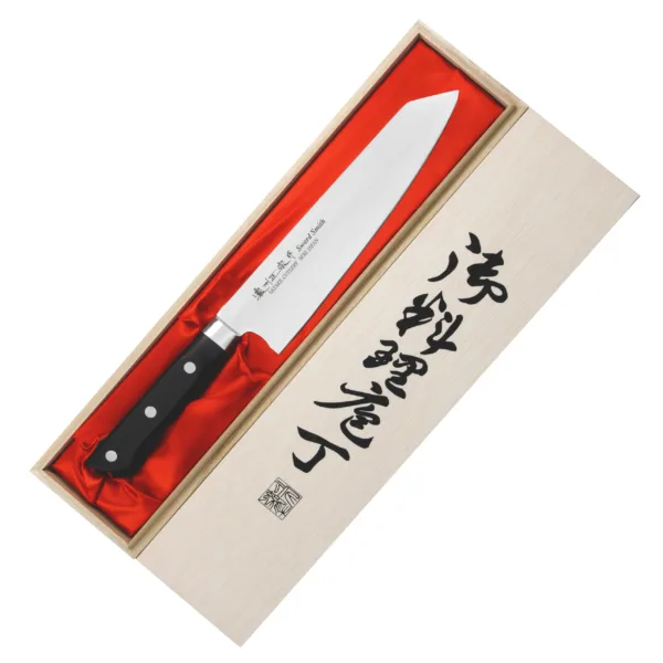 Satake Satoru Premium Nóż Bunka Szefa 20cm Satake Satoru Nóż Bunka Szefa 20cm w drewnianym pudełku
Najbardziej wszechstronny nóż kuchenny, przeznaczony do krojenia warzyw, owoców, mięsa i ryb. Zapakowany w tradycyjne drewniane opakowanie idealnie nadaję się na prezent dla każdego miłośnika gotowania. Ponieważ posiada ostry czubek, w razie potrzeby może także służyć do oddzielania mięsa od kości, porcjowania kurczaka czy filetowania mniejszych ryb. Ostrze o optymalnej długości pozwala kroić większe płaszczyzny i gwarantuje pełną kontrolę nad nożem. Dobrej jakości nóż szefa kuchni to niezbędne narzędzie w arsenale każdego kucharza.
Dane techniczne:
Ostrze - stal molibdenowo-wanadowaRękojeść - bakelit wypełniony mączką drzewnąTwardość - 56-58 HRCDługość całkowita - 33,4 cmDługość ostrza - 20 cmSzerokość klingi - 4,4 cmGrubość klingi - ok. 2,0 mmSposób ostrzenia - szlif dwustronny symetrycznyWaga - ok. 175 g