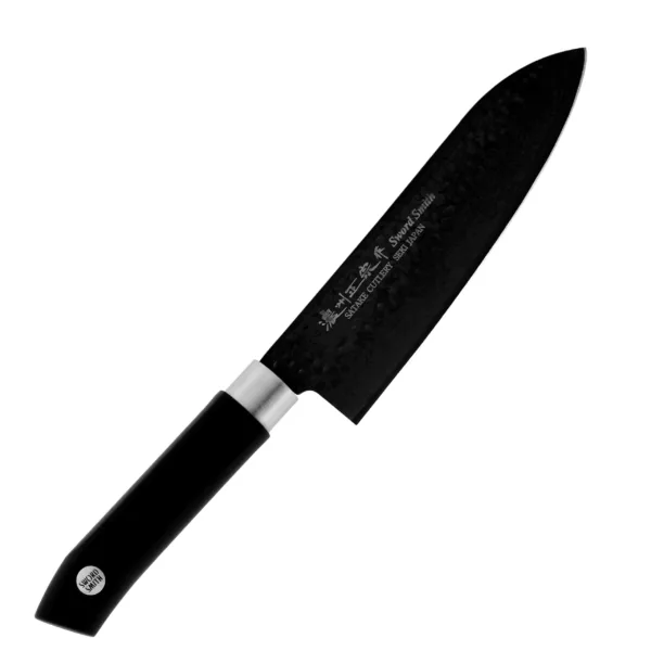 Satake Swordsmith Black Nóż Santoku 17cm Satake Swordsmith Black Nóż Santoku 17cm
Wszechstronny japoński nóż kuchenny, przeznaczony do krojenia warzyw, owoców, mięsa i ryb. Szeroka klinga ułatwia przenoszenie pokrojonych produktów do salaterki lub na patelnię i przydaje się też do rozgniatania czosnku. Wysoko umieszczona rękojeść zapobiega uderzaniu kłykciami o deskę. Dzięki sporym gabarytom nóż doskonale się nadaje do krojenia dużych owoców i warzyw, takich jak arbuz, cukinia czy kapusta.
Dane techniczne:
Ostrze - stal molibdenowo-wanadowa pokryta czarną powłoką tytanowąRękojeść - polipropylen pierścień ze stali nierdzewnejTwardość - 56-58 HRCDługość całkowita - 27,4 cmDługość ostrza - 17 cmSzerokość klingi - 4,3 cmGrubość klingi - 2,0 mmSposób ostrzenia - szlif dwustronny symetrycznyWaga - ok. 126 g