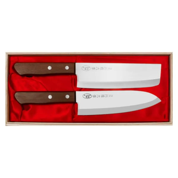 Satake Tomoko Zestaw Santoku + Nakiri Zestaw 2 noży Japońskich w drewnianym prezentowym pudełku
Zestaw 2 noży kuchennych zapakowany w tradycyjne drewniane opakowanie idealnie nadaję się na prezent dla każdego miłośnika gotowania. Noże wykonane ze stali 420J2 hartowane do twardości 56 HRC, są idealne do środowiska domowego. Na życzenie możemy również wykonać grawer w celu personalizacji prezentu, gdzie grawerunek może przypominać najciekawsze wspomnienie z życia.
Satake Tomoko Nóż Santoku 17cm
Ostrze - stal 420J2Rękojeść - drewno naturalneTwardość - 56 HRC +/- 1Długość całkowita - 28,5 cmDługość ostrza - 17 cmSzerokość klingi - 4,6 cmGrubość klingi - ok. 1,5 mmSposób ostrzenia - szlif dwustronny symetrycznyWaga - ok. 95 g
Satake Tomoko Nóż Nakiri 16cm
Ostrze - stal 420J2Rękojeść - drewno naturalneTwardość - 56 HRC +/- 1Długość całkowita - 28,5 cmDługość ostrza - 16 cmSzerokość klingi - 5 cmGrubość klingi - ok. 1,5 mmSposób ostrzenia - szlif dwustronny symetrycznyWaga - ok. 97 g