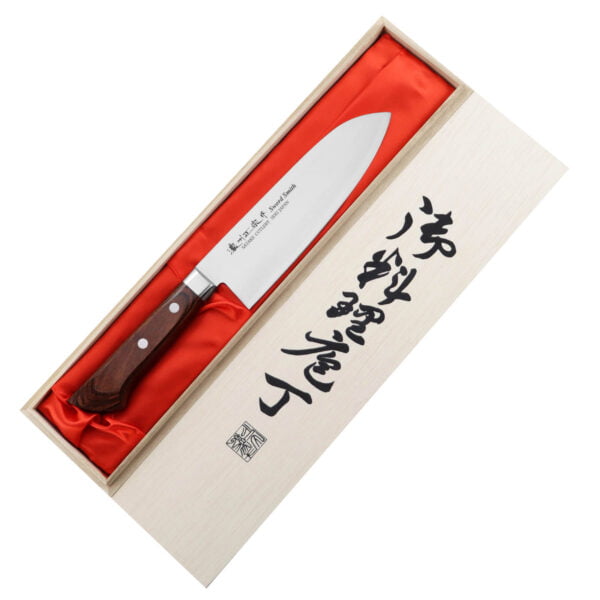 Satake Unique Shirogami Nóż Santoku 17cm w drewnianym pudełku Satake Unique Shirogami Nóż Santoku 17cm
Wszechstronny japoński nóż kuchenny, przeznaczony do krojenia warzyw, owoców, mięsa i ryb. Szeroka klinga ułatwia przenoszenie pokrojonych produktów do salaterki lub na patelnię i przydaje się też do rozgniatania czosnku. Wysoko umieszczona rękojeść zapobiega uderzaniu kłykciami o deskę. Dzięki sporym gabarytom nóż doskonale się nadaje do krojenia dużych owoców i warzyw, takich jak arbuz, cukinia czy kapusta.
Dane techniczne:
Ostrze - stal rdzewna Shirogami #2Rękojeść - drewno pakkaTwardość - 60 HRC +/- 1 Długość całkowita - 29,5 cmDługość ostrza - 17,0 cmSzerokość klingi - 4,7 cmGrubość klingi - 1,7 mmSposób ostrzenia - szlif dwustronny symetrycznyWaga - ok. 165 g