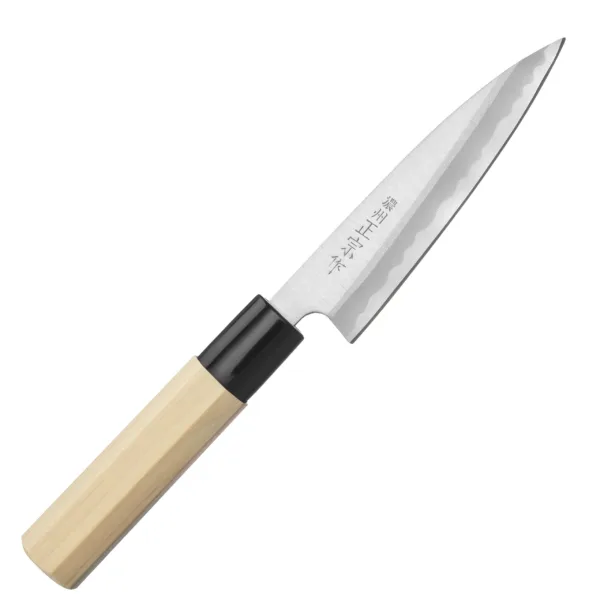 Satake Yoshimitsu Rdzewny Nóż Deba 12 cm Satake Yoshimitsu Rdzewny Nóż kuchenny Deba 12 cm
Tradycyjny japoński nóż z grubą, zwężającą się klingą, który służy do odgławiania i filetowania ryb w taki sposób, żeby nie uszkodzić ich delikatnego mięsa. W Japonii bywa często używany do sprawiania mięsa drobiowego, ale nie jest klasycznym tasakiem i nie powinno się nim mocno uderzać. Aby przeciąć ość, wystarczy lekko nacisnąć grzbiet noża i wykonać szybkie, precyzyjne cięcie. Ostry czubek i krótkie ostrze ułatwiają kontrolę ruchów, co jest szczególnie ważne, gdy trzeba dostać się nożem do ciasnych miejsc.
Dane techniczne:
Ostrze - Rdzewna stal SK-5Rękojeść - drewno magnolii pierścień z tworzywaTwardość - 62 HRC +/- 1Długość całkowita - 23,6 cmDługość ostrza - 12 cmSzerokość klingi - 3 cmGrubość klingi - ok. 1,3 mmSposób ostrzenia: szlif jednostronny praworęcznyWaga - ok. 50 g