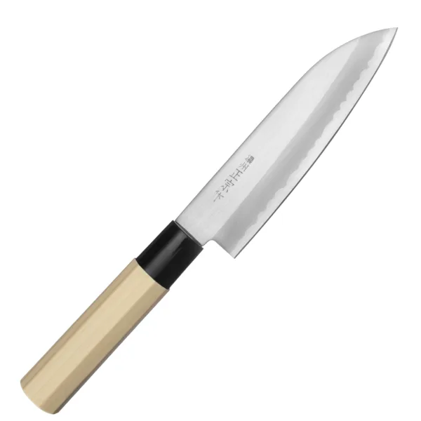 Satake Yoshimitsu Rdzewny Nóż Santoku 15cm Satake Yoshimitsu Rdzewny Nóż kuchenny Santoku 15 cm
Wszechstronny japoński nóż kuchenny, przeznaczony do krojenia warzyw, owoców, mięsa i ryb. Szeroka klinga ułatwia przenoszenie pokrojonych produktów do salaterki lub na patelnię i przydaje się też do rozgniatania czosnku. Wysoko umieszczona rękojeść zapobiega uderzaniu kłykciami o deskę. Dzięki sporym gabarytom nóż doskonale się nadaje do krojenia dużych owoców i warzyw, takich jak arbuz, cukinia czy kapusta.
Dane techniczne:
Ostrze - Rdzewna stal SK-5Rękojeść - drewno magnolii pierścień z tworzywaTwardość - 62 HRC +/- 1Długość całkowita - 28 cmDługość ostrza - 15 cmSzerokość klingi - 3,9 cmGrubość klingi - ok. 1,8 mmSposób ostrzenia: szlif dwustronny symetrycznyWaga - ok. 80 g