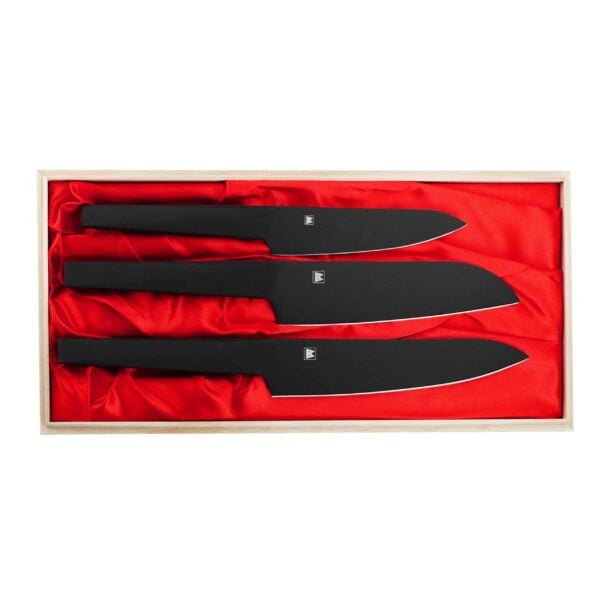 Satake Black Zestaw 3 noży w drewnianym pudełku Satake Black Zestaw 3 noży w drewnianym pudełku
Zestaw 3 noży kuchennych zapakowany w tradycyjne drewniane opakowanie idealnie nadaję się na prezent dla każdego miłośnika gotowania. W skład zestawu wchodzi nóż Szefa kuchni o długości 18 cm, który z łatwością spełni każde zadanie w kuchni. Nóż Santoku 17 cm przeznaczony do krojenia warzyw, owoców, mięsa i ryb. Szeroka klinga ułatwia przenoszenie pokrojonych produktów do salaterki lub na patelnię i przydaje się też do rozgniatania czosnku oraz nóż uniwersalny 13,5 cm, którym bez problemu pokroimy mniejsze produkty lub obierzemy warzywa i owoce. 
Dane techniczne Nóż Szefa kuchni:
Ostrze - stal molibdenowo-wanadowaRękojeść - tworzywo sztuczneTwardość - 56-58 HRCDługość całkowita - 32,9 cmDługość ostrza - 18 cmSzerokość klingi - 4,1 cmGrubość klingi - 1,6 mmSposób ostrzenia - szlif dwustronny symetrycznyWaga - ok. 103 g
Dane techniczne Nóż Santoku:
Ostrze - stal molibdenowo-wanadowaRękojeść - tworzywo sztuczneTwardość - 56-58 HRCDługość całkowita - 31,9 cmDługość ostrza - 17 cmSzerokość klingi - 4,4 cmGrubość klingi - 1,5 mmSposób ostrzenia - szlif dwustronny symetrycznyWaga - ok. 110 g
Dane techniczne Nóż uniwersalny:
Ostrze - stal molibdenowo-wanadowaRękojeść - tworzywo sztuczneTwardość - 56-58 HRCDługość całkowita - 27,0 cmDługość ostrza - 13,5 cmSzerokość klingi - 3,4 cmGrubość klingi -  1,3 mmSposób ostrzenia - szlif dwustronny symetrycznyWaga - ok. 66 g