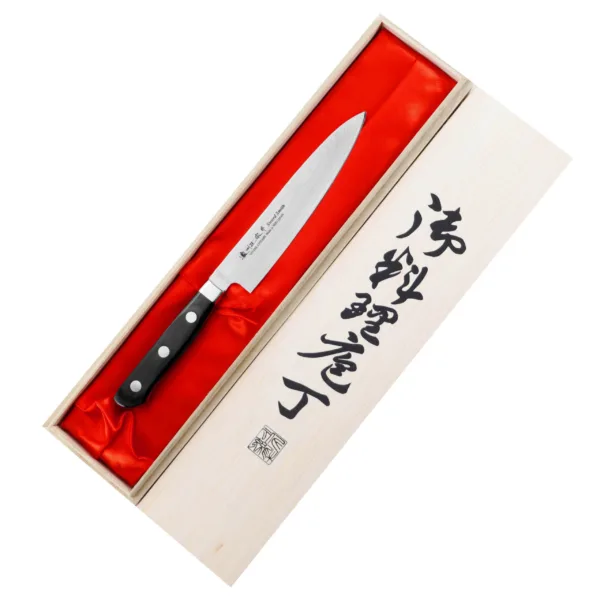 Satake Daichi Nóż uniwersalny 15cm Satake Daichi Nóż uniwersalny 15 cm
Wszechstronny nóż kuchenny, który służy do krojenia produktów małej i średniej wielkości, a w razie potrzeby także do obierania warzyw i owoców. Doskonale sprawdza się podczas szatkowania czosnku, krojenia pomidorów lub dzielenia małych kanapek. Z powodzeniem zastępuje nóż szefa kuchni, w przypadku gdy długi nóż okazuje się nieporęczny.
Dane techniczne:
Ostrze - stal 69 warstwowa rdzeń MVS10CobRękojeść - drewno pakkaTwardość - 60 HRC +/- 1Długość całkowita - 26,5 cmDługość ostrza - 15 cmSzerokość klingi - 3 cmGrubość klingi - ok. 2,1 mmSposób ostrzenia - szlif dwustronny symetrycznyWaga - ok. 80 g