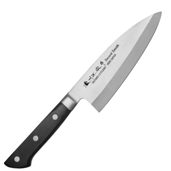 Satake Katsu Nóż Deba 16cm Satake Katsu Nóż kuchenny Deba 16 cm
Tradycyjny japoński nóż z grubą, zwężającą się klingą, który służy do odgławiania i filetowania ryb w taki sposób, żeby nie uszkodzić ich delikatnego mięsa. W Japonii bywa często używany do sprawiania mięsa drobiowego, ale nie jest klasycznym tasakiem i nie powinno się nim mocno uderzać. Aby przeciąć ość, wystarczy lekko nacisnąć grzbiet noża i wykonać szybkie, precyzyjne cięcie. Ostry czubek i krótkie ostrze ułatwiają kontrolę ruchów, co jest szczególnie ważne, gdy trzeba dostać się nożem do ciasnych miejsc.
Dane techniczne:
Ostrze - stal molibdenowo-wanadowaRękojeść - drewno pakkaTwardość - 56-58 HRCDługość całkowita - 29,7 cmDługość ostrza - 16 cmSzerokość klingi - 5 cmGrubość klingi - ok. 2,5 mmSposób ostrzenia - szlif jednostronny praworęcznyWaga - ok. 175 g
