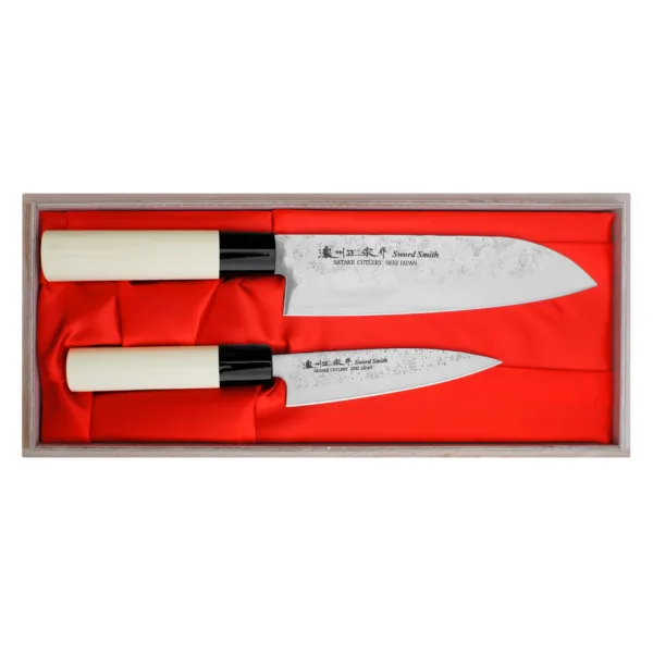 Satake Nashiji Natural Zestaw Santoku + uniwersalny Zestaw 2 noży Japońskich w drewnianym prezentowym pudełku
Zestaw 2 noży kuchennych zapakowany w tradycyjne drewniane opakowanie idealnie nadaję się na prezent dla każdego miłośnika gotowania. Noże wykonane ze stali 420J2 hartowane do twardości 56 HRC, są idealne do środowiska domowego.
Satake Nashiji Natural Nóż kuchenny Santoku 17 cm
Ostrze - stal molibdenowo-wanadowaRękojeść - drewno magnolii pierścień z tworzywaTwardość - 56-58 HRCDługość całkowita - 30 cmDługość ostrza - 17 cmSzerokość klingi - 4,5 cmGrubość klingi - ok. 1,8 mmSposób ostrzenia - szlif dwustronny symetrycznyWaga - ok. 90 g
Satake Nashiji Natural Nóż kuchenny uniwersalny 12 cm
Ostrze - stal molibdenowo-wanadowaRękojeść - drewno magnolii pierścień z tworzywaTwardość - 56 HRC +/- 1Długość całkowita - 23,5 cmDługość ostrza - 12 cmSzerokość klingi - 3 cmGrubość klingi - ok. 2 mmSposób ostrzenia - szlif dwustronny symetrycznyWaga - ok. 52 g