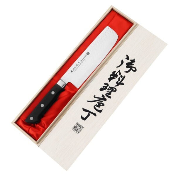 Satake Noushu Nóż Nakiri 16cm w drewnianym pudełku Satake Noushu Nóż Nakiri 16cm
Specjalistyczny japoński nóż przeznaczony do cięcia ziół i warzyw. Dzięki prostokątnej klindze można szybko przenieść pokrojone składniki do salaterki lub na patelnię. Doświadczony kucharz za pomocą cienkiego noża Nakiri potrafi uzyskać ozdobne, półprzezroczyste plastry (metoda katsura-muki). Prosta krawędź tnąca służy do krojenia w linii pionowej i pozwala zastosować wiele różnych technik, takich jak julienne czy chiffonade.
Dane techniczne:
Ostrze - stal molibdenowo-wanadowaRękojeść - bakelit wypełniony mączką drzewnąTwardość - 56-58 HRCDługość całkowita - 29,7 cmDługość ostrza - 16 cmSzerokość klingi - 4,7 cmGrubość klingi - 1,9 mmSposób ostrzenia - szlif dwustronny symetrycznyWaga - ok. 205 g