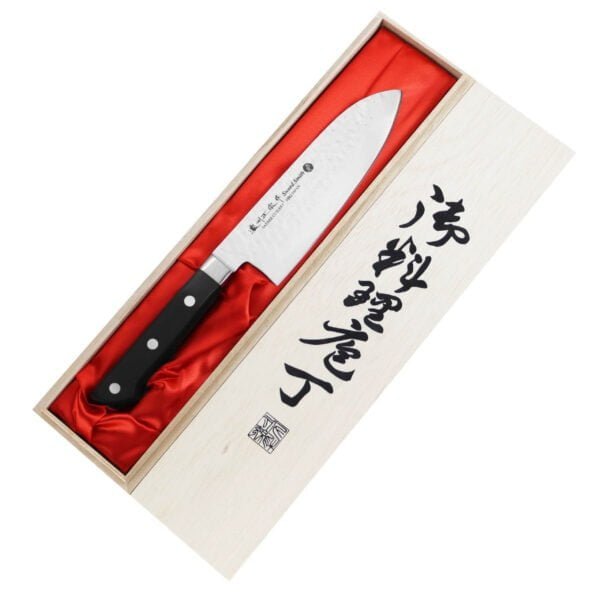 Satake Noushu Nóż Santoku 17cm w drewnianym pudełku Satake Noushu Nóż Santoku 17cm
Wszechstronny japoński nóż kuchenny, przeznaczony do krojenia warzyw, owoców, mięsa i ryb. Szeroka klinga ułatwia przenoszenie pokrojonych produktów do salaterki lub na patelnię i przydaje się też do rozgniatania czosnku. Wysoko umieszczona rękojeść zapobiega uderzaniu kłykciami o deskę. Dzięki sporym gabarytom nóż doskonale się nadaje do krojenia dużych owoców i warzyw, takich jak arbuz, cukinia czy kapusta.
Dane techniczne:
Ostrze - stal molibdenowo-wanadowaRękojeść - bakelit wypełniony mączką drzewnąTwardość - 56-58 HRCDługość całkowita - 30,3 cmDługość ostrza - 17 cmSzerokość klingi - 4,7 cmGrubość klingi - 1,8 mmSposób ostrzenia - szlif dwustronny symetrycznyWaga - ok. 188 g