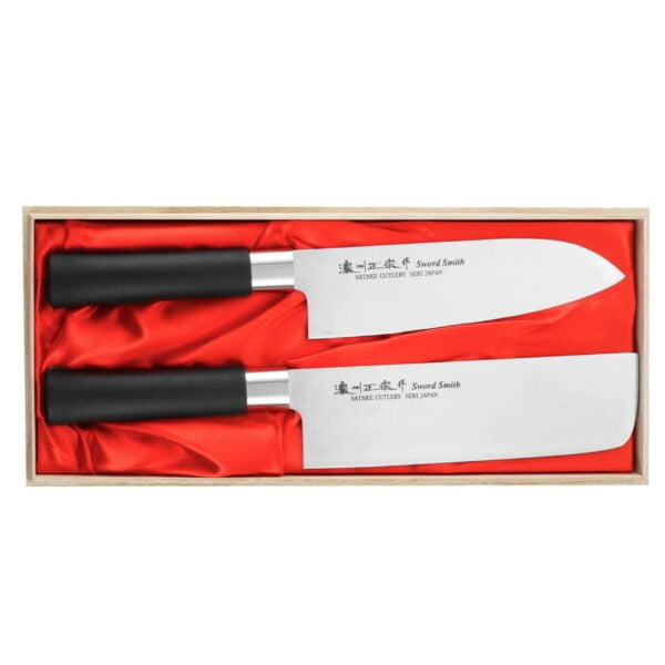 Satake Saku PP Zestaw Nóż Santoku + Nakiri Satake Saku PP Zestaw Nóż Santoku + Nakiri
Zestaw 2 noży kuchennych zapakowany w tradycyjne drewniane opakowanie idealnie nadaję się na prezent dla każdego miłośnika gotowania. Noże wykonane ze stali molibdenowo-wanadowej hartowane do twardości 56-58 HRC, są idealne do środowiska domowego. Na życzenie możemy również wykonać grawer w celu personalizacji prezentu, gdzie grawerunek może przypominać najciekawsze wspomnienie z życia.
Dane techniczne Nóż Santoku:
Ostrze - stal molibdenowa wanadowaRękojeść - polipropylenTwardość - 56-58 HRCDługość całkowita - 30,0 cmDługość ostrza - 17 cmSzerokość klingi - 4,4 cmGrubość klingi - 1,3 mmSposób ostrzenia - szlif dwustronny symetrycznyWaga - ok. 104 g
Dane techniczne Nóż Nakiri:
Ostrze - stal molibdenowa wanadowaRękojeść - polipropylenTwardość - 56-58 HRCDługość całkowita - 31,1 cmDługość ostrza - 16 cmSzerokość klingi - 4,9 cmGrubość klingi - 1,4 mmSposób ostrzenia - szlif dwustronny symetrycznyWaga - ok. 135 g