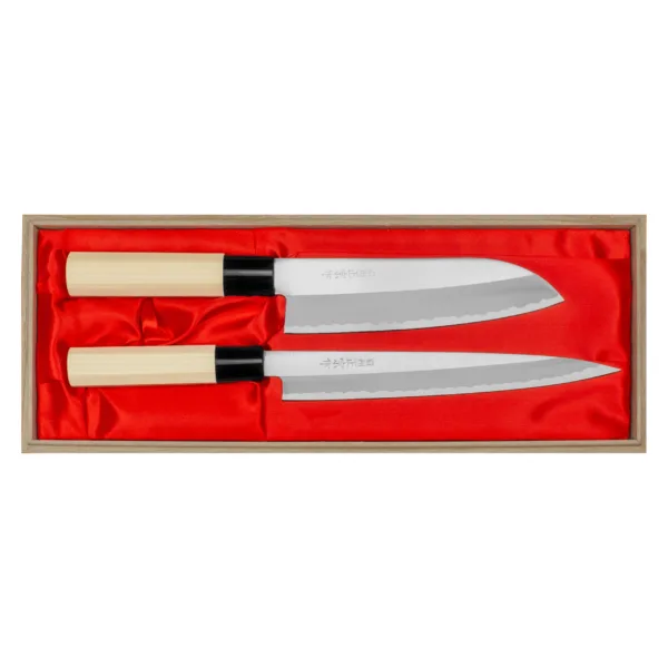 Satake Yoshimitsu Rdzewny Zestaw 2 noży Santoku+Sashimi Satake Yoshimitsu Rdzewny Zestaw 2 noży kuchennych Santoku+Sashimi
Zestaw 2 noży kuchennych zapakowany w tradycyjne drewniane opakowanie idealnie nadaję się na prezent dla każdego miłośnika gotowania. Noże wykonane z rdzewnej stali SK-5 hartowane do twardości 62 HRC. W skład zestawu wchodzi nóż Santoku kuchni o długości 17 cm, przeznaczony do krojenia warzyw, owoców, mięsa i ryb, oraz nóż Yanagi-Sashimi 21 cm to idealny wybór dla każdego miłośnika przygotowywania sushi. Na życzenie możemy również wykonać grawer w celu personalizacji prezentu, gdzie grawerunek może przypominać najciekawsze wspomnienie z życia.
Satake Yoshimitsu Nóż kuchenny Santoku 17 cm
Ostrze - Rdzewna stal SK-5Rękojeść - drewno magnolii pierścień z tworzywaTwardość - 62 HRC +/- 1Długość całkowita - 30 cmDługość ostrza - 17 cmSzerokość klingi - 4,5 cmGrubość klingi - ok. 2,3 mmSposób ostrzenia: szlif dwustronny symetrycznyWaga - ok. 110 g
Satake Yoshimitsu Nóż kuchenny Yanagi-Sashimi 21 cm
Ostrze - Rdzewna stal SK-5Rękojeść - drewno magnolii pierścień z tworzywaTwardość - 62 HRC +/- 1Długość całkowita - 33,5 cmDługość ostrza - 21 cmSzerokość klingi - 3 cmGrubość klingi - ok. 2,1 mmSposób ostrzenia: szlif dwustronny symetrycznyWaga - ok. 80 g