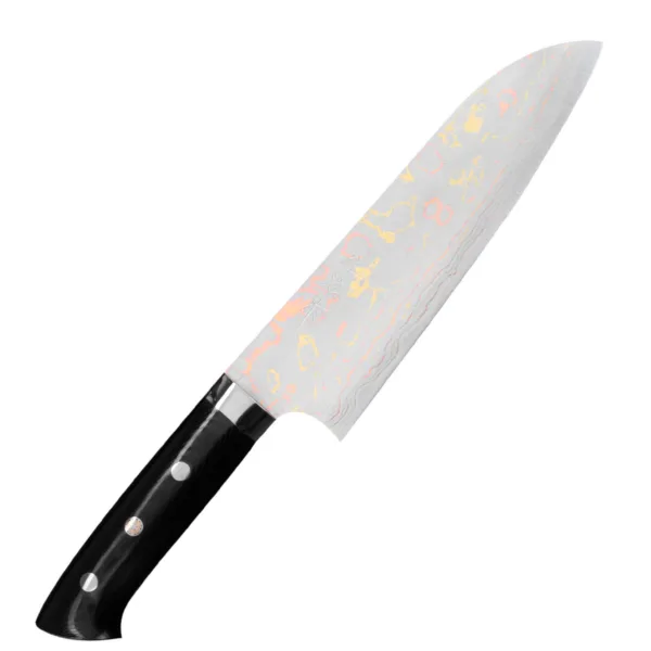 Takeshi Saji Blue Steel Nóż Santoku ręcznie kuty 18 cm Takeshi Saji Blue Steel Nóż kuchenny Santoku ręcznie kuty 18 cm
Japoński nóż kuchenny, przeznaczony do krojenia warzyw, mięsa i ryb. Posiada obniżony czubek, który znacznie ułatwia szatkowanie, oraz szeroką klingę, na którą można zgarnąć pokrojone produkty, żeby je przenieść do salaterki lub na patelnię. Nóż Santoku doskonale się sprawdza w każdych warunkach pracy, ponieważ dzięki wysoko położonej rękojeści palce nie dotykają deski ani jedzenia.
Dane techniczne:
Ostrze - 11 warstwowa stal, rdzewny rdzeń Blue Steel #2 okuty 10 warstwami stali nierdzewnej, mosiądzu i miedzi Rękojeść - czarno-szara micartaTwardość - 61 +/- 1 HRC Długość całkowita - 30,5 cmDługość ostrza - 18 cmSzerokość klingi - 4,5 cmGrubość klingi - 2,3 mmSposób ostrzenia - szlif dwustronny symetrycznyWaga - ok. 227 g