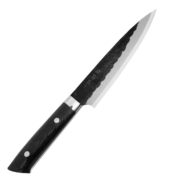 Takeshi Saji Aogami Super Ręcznie kuty nóż uniwersalny 15 cm Takeshi Saji Aogami Super Ręcznie kuty nóż uniwersalny 15 cm
Poręczny nóż kuchenny, bardzo praktyczny przy produktach małej i średniej wielkości, takich jak rzodkiewka czy cytryna. Nóż uniwersalny świetnie się sprawdza podczas cięcia marchewki "w kostkę", krojenia oliwek lub małego pieczywa. Idealny dla tych, którzy nie lubią dużych noży.
Dane techniczne:
Ostrze - rdzewna stal 3 warstwowa Aogami SuperRękojeść - czarna micartaTwardość - 65 HRC +/-1 Długość całkowita - 27,0 cmDługość ostrza - 15 cmSzerokość klingi - 3,4 cmGrubość klingi - ok. 2,5 mmSposób ostrzenia - szlif dwustronny symetrycznyWaga - ok. 173 g