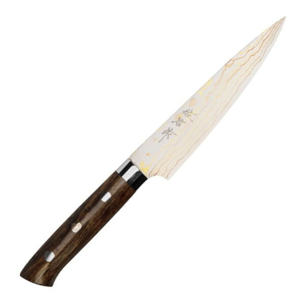Takeshi Saji IW Aogami#2 Color Nóż Uniwersalny 13cm Takeshi Saji IW Aogami#2 Color Nóż Uniwersalny 13cm
Poręczny uniwersalny nóż kuchenny, bardzo praktyczny przy produktach małej i średniej wielkości, takich jak rzodkiewka czy cytryna. Doskonale się sprawdza podczas cięcia marchewki "w kostkę", krojenia oliwek lub małego pieczywa. Idealny dla tych, którzy nie lubią dużych noży.
Dane techniczne:
Ostrze - 11 warstwowa stal, rdzewny rdzeń Blue Steel #2 okuty 10 warstwami stali nierdzewnej, mosiądzu i miedzi Rękojeść - drewno żelazneTwardość - 62 HRC +/- 1Długość całkowita - 25,0 cmDługość ostrza - 13,0 cmSzerokość klingi - 3,3 cmGrubość klingi - 2,3 mmSposób ostrzenia - szlif dwustronny symetrycznyWaga - ok. 139 g