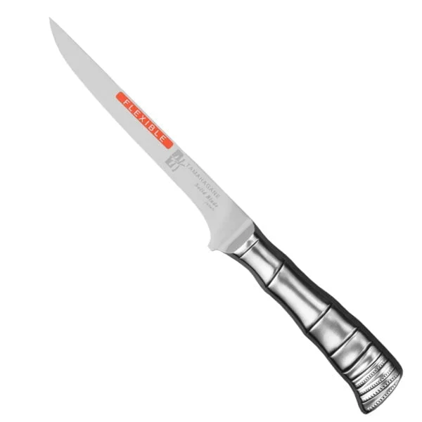 Tamahagane Bamboo VG-5 Nóż do wykrawania 16cm elastyczny Tamahagane Bamboo VG-5 Nóż do wykrawania 16cm elastyczny
pecjalistyczny nóż kuchenny przeznaczony do filetowania i krojenia ryb oraz innych rodzajów mięsa, opracowany na potrzeby użytkowników w Szwecji. Długie, cienkie, elastyczne ostrze pozwala precyzyjnie przeciąć produkty, także te o pokaźnych rozmiarach. Szwedzki nóż jest wyjątkowo lekki, dzięki czemu proces filetowania wymaga mniej wysiłku i staje się o wiele prostszy.
Dane techniczne:
Ostrze - rdzeń VG-5 okuty stalą nierdzewną SUS410Rękojeść - stal nierdzewna bamboo designeTwardość - 61 HRC +/- 1Długość całkowita - 29,5 cmDługość ostrza - 16,0 cmSzerokość klingi - 3,0 cmGrubość klingi - 1,6 mmSposób ostrzenia - szlif dwustronny symetrycznyWaga - ok. 145 g