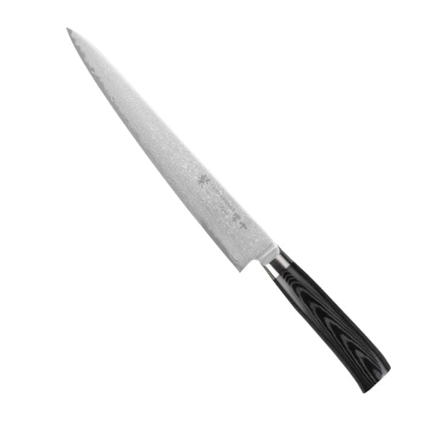 Tamahagane Kyoto VG-5 Nóż Sujihiki 24cm Tamahagane Kyoto VG-5 Nóż Sujihiki 24cm
Nóż kuchenny przeznaczony do porcjowania i plastrowania mięs, np. drobiu, pieczeni, szynki – po ugotowaniu lub upieczeniu produktu. Specjalistyczne, wydłużone ostrze, które jest znacznie węższe i cieńsze niż w zwykłych nożach, pozwala ciąć przez całą płaszczyznę dokładnie i płynnie, podczas gdy grubszy nóż często się klinuje i szarpie mięso.
Dane techniczne:
Ostrze - 63 warstwowa stal nierdzewna SUS410 rdzeń VG-5Rękojeść - czarna micartaTwardość - 61 HRC +/- 1Długość całkowita - 37,0 cmDługość ostrza - 24,0 cmSzerokość klingi - 3,7 cmGrubość klingi - 1,9 mmSposób ostrzenia - szlif dwustronny symetrycznyWaga - ok. 184 g
