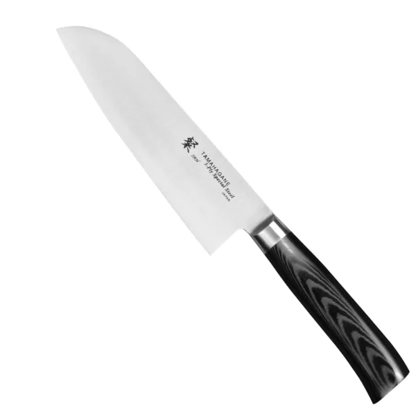 Tamahagane SAN Black VG-5 Nóż Santoku 17,5 cm Tamahagane SAN Black VG-5 Nóż Santoku 17,5 cm
Japoński nóż o wszechstronnym zastosowaniu, przeznaczony głównie do mięsa, warzyw i ryb. Ponieważ posiada cienkie ostrze,znakomicie się też sprawdzi przy krojeniu chleba, plastrowaniu owoców czy siekaniu ziół. Duża klinga ułatwia przenoszenie pokrojonych produktów do salaterki lub na patelnię.
Dane techniczne:
Ostrze - rdzeń VG-5 okuty stalą nierdzewną SUS410Rękojeść - czarna micartaTwardość - 61 HRC +/- 1Długość całkowita - 30,8 cmDługość ostrza - 17,5 cmSzerokość klingi - 4,9 cmGrubość klingi - 1,8 mmSposób ostrzenia - szlif dwustronny symetrycznyWaga - ok. 186 g