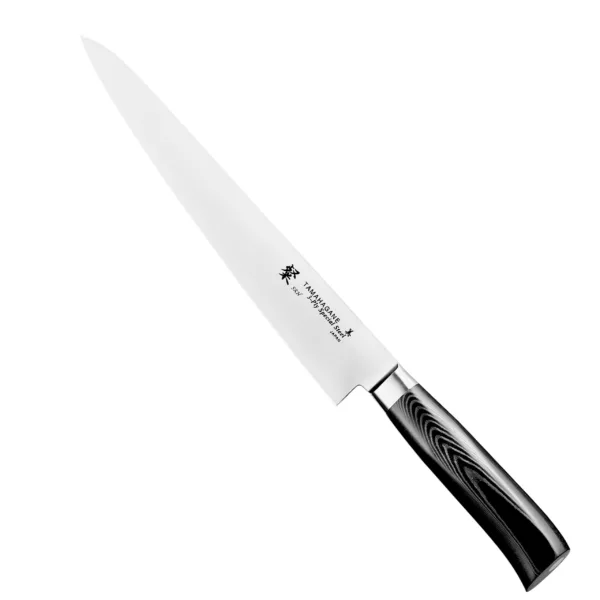 Tamahagane SAN Black VG-5 Nóż Sujihiki 24cm Tamahagane SAN Black VG-5 Nóż Sujihiki 24 cm
Specjalistyczny nóż o wydłużonym ostrzu, przeznaczony do porcjowania mięs. Wąska, cienka klinga pozwala ciąć np. pieczeń wołową, pieczony mostek jagnięcy czy pieczoną szynkę na równe, estetyczne porcje. Ostry czubek ułatwia oddzielanie mięsa od kości. Ponieważ nóż jest lekko elastyczny, dobrze się też sprawdza podczas precyzyjnego krojenia filetów z łososia oraz innych ryb.
Dane techniczne:
Ostrze - rdzeń VG-5 okuty stalą nierdzewną SUS410Rękojeść - czarna micartaTwardość - 61 HRC +/- 1Długość całkowita - 36,8 cmDługość ostrza - 24,0 cmSzerokość klingi - 3,6 cmGrubość klingi - 2,1 mmSposób ostrzenia - szlif dwustronny symetrycznyWaga - ok. 178 g