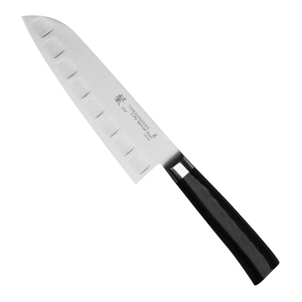 Tamahagane SAN Black VG-5 Nóż Santoku żłobiony 17,5 cm Tamahagane SAN Black VG-5 Nóż Santoku żłobiony 17,5 cm
Japoński nóż o wszechstronnym zastosowaniu, przeznaczony głównie do mięsa, warzyw i ryb. Ponieważ posiada cienkie ostrze, znakomicie się też sprawdzi przy krojeniu chleba, plastrowaniu owoców czy siekaniu ziół. Duża klinga ułatwia przenoszenie pokrojonych produktów do salaterki lub na patelnię. Dzięki żłobionemu ostrzu produkty łatwiej odchodzą od noża. 
Dane techniczne:
Ostrze - rdzeń VG-5 okuty stalą nierdzewną SUS410Rękojeść - czarna micartaTwardość - 61 HRC +/- 1Długość całkowita - 31,0 cmDługość ostrza - 17,5 cmSzerokość klingi - 5,0 cmGrubość klingi - 1,6 mmSposób ostrzenia - szlif dwustronnyWaga - ok. 179 g