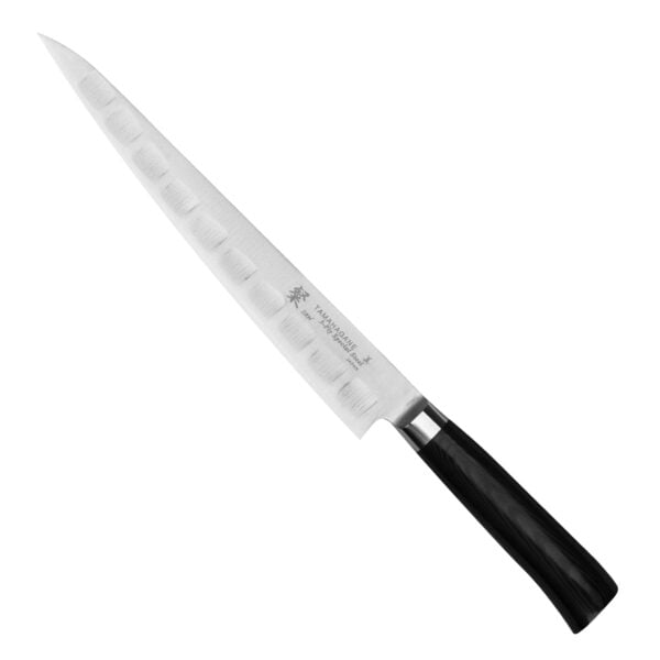 Tamahagane SAN Black VG-5 Nóż Sujihiki żłobiony 24 cm Tamahagane SAN Black VG-5 Nóż Sujihiki żłobiony 24 cm
Specjalistyczny nóż o wydłużonym ostrzu, przeznaczony do porcjowania mięs. Wąska, cienka klinga pozwala ciąć np. pieczeń wołową, pieczony mostek jagnięcy czy pieczoną szynkę na równe, estetyczne porcje. Ostry czubek ułatwia oddzielanie mięsa od kości. Ponieważ nóż jest lekko elastyczny, dobrze się też sprawdza podczas precyzyjnego krojenia filetów z łososia oraz innych ryb.
Dane techniczne:
Ostrze - rdzeń VG-5 okuty stalą nierdzewną SUS410Rękojeść - czarna micartaTwardość - 61 HRC +/- 1Długość całkowita - 36,5 cmDługość ostrza - 24,0 cmSzerokość klingi - 3,7 cmGrubość klingi - 2,0 mmSposób ostrzenia - szlif dwustronny symetrycznyWaga - ok. 172 g