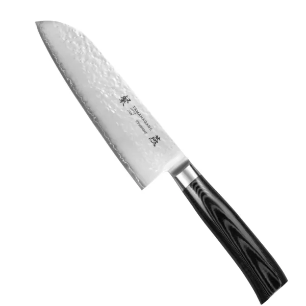 Tamahagane Tsubame Black VG-5 Nóż Santoku 17,5cm Tamahagane Tsubame Black VG-5 Nóż Santoku 17,5 cm
Japoński nóż o wszechstronnym zastosowaniu, przeznaczony głównie do mięsa, warzyw i ryb. Ponieważ posiada cienkie ostrze,znakomicie się też sprawdzi przy krojeniu chleba, plastrowaniu owoców czy siekaniu ziół. Duża klinga ułatwia przenoszenie pokrojonych produktów do salaterki lub na patelnię.
Dane techniczne:
Ostrze - rdzeń VG-5 okuty stalą nierdzewną SUS410Rękojeść - czarna micartaTwardość - 61 HRC +/- 1Długość całkowita - 30,8 cmDługość ostrza - 17,5 cmSzerokość klingi - 4,8 cmGrubość klingi - 1,9 mmSposób ostrzenia - szlif dwustronny symetrycznyWaga - ok. 204 g