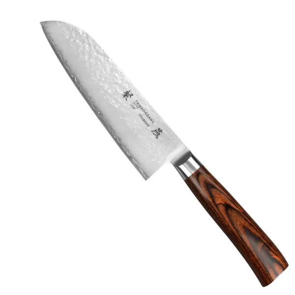 Tamahagane Tsubame Brown VG-5 Nóż Santoku 17,5cm Tamahagane Tsubame Brown VG-5 Nóż Santoku 17,5 cm
Japoński nóż o wszechstronnym zastosowaniu, przeznaczony głównie do mięsa, warzyw i ryb. Ponieważ posiada cienkie ostrze,znakomicie się też sprawdzi przy krojeniu chleba, plastrowaniu owoców czy siekaniu ziół. Duża klinga ułatwia przenoszenie pokrojonych produktów do salaterki lub na patelnię.
Dane techniczne:
Ostrze - rdzeń VG-5 okuty stalą nierdzewną SUS410Rękojeść - brązowa pakka woodTwardość - 61 HRC +/- 1Długość całkowita - 30,6 cmDługość ostrza - 17,5 cmSzerokość klingi - 4,9 cmGrubość klingi - 1,9 mmSposób ostrzenia - szlif dwustronny symetrycznyWaga - ok. 187 g