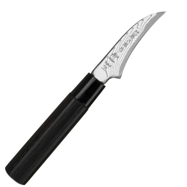 Tojiro Shippu Black VG-10 Nóż do obierania 7 cm Nóż kuchenny do obierania 7 cm Tojiro Shippu Black 
Specjalistyczny nóż z zakrzywionym ostrzem, przeznaczony do obierania i krojenia okrągłych warzyw i owoców. Specyficzny kształt klingi gwarantuje pełną kontrolę nad nożem i ułatwia wykonywanie precyzyjnych nacięć, jak w dekoracyjnych różach z rzodkiewek czy tulipanach z pomidorów. To idealne narzędzie do szypułkowania truskawek, drylowania moreli i obróbki cytrusów. Lekka rękojeść w kształcie litery D pozwala trzymać nóż na wiele różnych sposobów.
Dane techniczne:
Ostrze - stal 37 warstwowa rdzeń VG-10 Twardość - 60 HRC +/- 1Długość całkowita - 19,2 cmDługość ostrza - 7 cmSzerokość klingi - 2,3 cmGrubość klingi - ok. 2 mmWaga - ok. 35 g