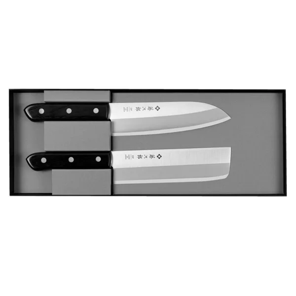 Tojiro DP3 Eco Santoku 17 cm + Nakiri 16,5 cm Zestaw Tojiro DP3 Eco Santoku 17 cm + Nakiri 16,5 cm
Zestaw dwóch profesjonalnych noży ze stali VG-10, zapakowany w eleganckie pudełko idealnie nadaję się na prezent dla każdego miłośnika gotowania.
Dane techniczne Santoku 17 cm
Ostrze - stal 3 warstwowa rdzeń VG-10Twardość - +/- 60 HRCDługość całkowita - 29,7 cmDługość ostrza - 17 cmSzerokość klingi - 4,6 cmGrubość klingi - ok. 1,9 mmWaga - ok. 175 g
Dane techniczne Nakiri 16,5 cm
Ostrze - stal 3 warstwowa rdzeń VG-10Twardość - +/- 60 HRCDługość całkowita - 29,8 cmDługość ostrza - 16,5 cmSzerokość klingi - 4,4 cmGrubość klingi - ok. 1,9 mmWaga - ok. 185 g