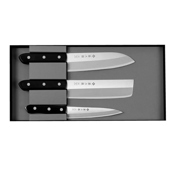 Tojiro DP3 Eco Uniwersalny 13 cm + Nakiri 16,5 cm + Santoku 17 cm Zestaw Tojiro DP3 Eco Uniwersalny 13 cm + Nakiri 16,5 cm + Santoku 17 cm
Zestaw trzech profesjonalnych noży ze stali VG-10, zapakowany w eleganckie pudełko idealnie nadaję się na prezent dla każdego miłośnika gotowania.
Dane techniczne Santoku 17 cm
Ostrze - stal 3 warstwowa rdzeń VG-10Twardość - +/- 60 HRCDługość całkowita - 29,7 cmDługość ostrza - 17 cmSzerokość klingi - 4,6 cmGrubość klingi - ok. 1,9 mmWaga - ok. 175 g
Dane techniczne Nakiri 16,5 cm
Ostrze - stal 3 warstwowa rdzeń VG-10Twardość - +/- 60 HRCDługość całkowita - 29,8 cmDługość ostrza - 16,5 cmSzerokość klingi - 4,4 cmGrubość klingi - ok. 1,9 mmWaga - ok. 185 g
Dane techniczne nóż uniwersalny 13 cm
Ostrze - stal 3 warstwowa rdzeń VG-10Twardość - 60 HRC +/- 1Długość całkowita - 23,1 cmDługość ostrza - 13 cmSzerokość klingi - 2,8 cmGrubość klingi - ok. 1,4 mmWaga - ok. 55 g