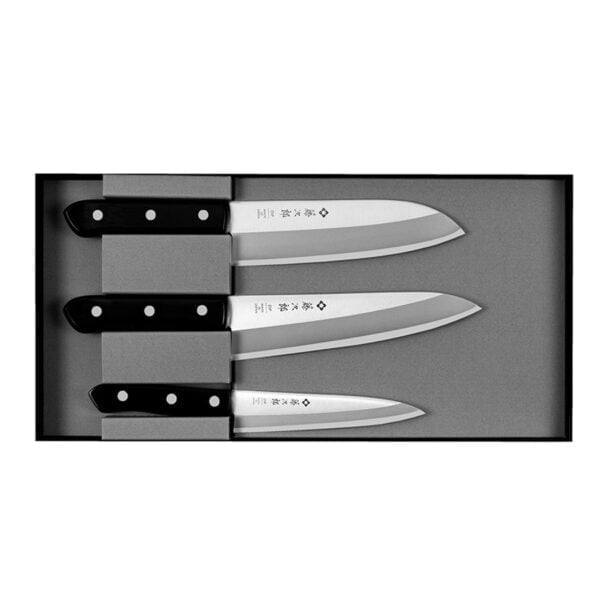 Tojiro DP3 Eco Uniwersalny 13 cm + Santoku 17 cm + Szefa kuchni 18 cm Tojiro DP3 Eco Uniwersalny 13 cm + Santoku 17 cm + Szefa kuchni 18 cm
Zestaw trzech profesjonalnych noży ze stali VG-10, zapakowany w eleganckie pudełko idealnie nadaję się na prezent dla każdego miłośnika gotowania.
Dane techniczne nóż uniwersalny 13 cm
Ostrze - stal 3 warstwowa rdzeń VG-10Twardość - 60 HRC +/- 1Długość całkowita - 23,1 cmDługość ostrza - 13 cmSzerokość klingi - 2,8 cmGrubość klingi - ok. 1,4 mmWaga - ok. 55 g
Dane techniczne Santoku 17 cm
Ostrze - stal 3 warstwowa rdzeń VG-10Twardość - +/- 60 HRCDługość całkowita - 29,7 cmDługość ostrza - 17 cmSzerokość klingi - 4,6 cmGrubość klingi - ok. 1,9 mmWaga - ok. 175 g