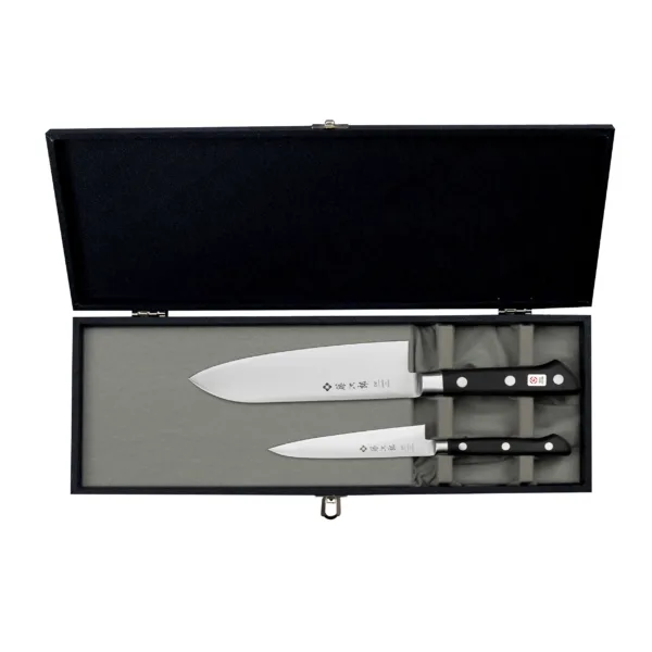 Tojiro DP3 Zestaw Santoku 17 cm + Uniwersalny 12 cm Tojiro DP3 Zestaw Santoku 17 cm + Uniwersalny 12 cm
Zestaw trzech profesjonalnych noży ze stali VG-10, zapakowany w eleganckie pudełko idealnie nadaję się na prezent dla każdego miłośnika gotowania.
Dane techniczne nóż uniwersalny 12 cm
Ostrze - laminat 3 warstwowy - rdzeń z VG-10 Twardość - 60 HRC +/- 1Długość całkowita - 23 cmDługość ostrza - 12 cmSzerokość klingi - 2,5 cmGrubość klingi - ok. 1,8 mmWaga - ok. 62 g
Dane techniczne Santoku 17 cm
Ostrze - laminat 3 warstwowy - rdzeń z VG-10 Twardość - 60 HRC +/- 1Długość całkowita - 29,7 cmDługość ostrza - 17 cmSzerokość klingi - 4,6 cmGrubość klingi - ok. 1,9 mmWaga - ok. 175 g