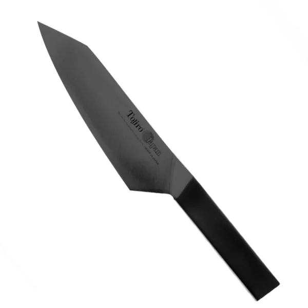 Tojiro Origami Black Nóż Santoku 16,5 cm Nóż kuchenny Santoku 16,5 cm Tojiro Origami Polerowany 
Wysokiej jakości japoński nóż, przeznaczony do podstawowych kuchennych zadań. Świetnie się sprawdza przy siekaniu ziół, krojeniu warzyw i owoców, oraz w pracy z mniejszymi porcjami mięsa. Nóż posiada dwustronny, wypukły szlif i opuszcza fabrykę ostry jak brzytwa. Dzięki zastosowaniu jednolitego materiału jest niesamowicie wytrzymały i łatwy w pielęgnacji. Takie rozwiązanie pomaga również dbać o higienę pracy. 
Dane techniczne:
Ostrze: stal nierdzewna molibdenowo - wanadowaRękojeść - stal nierdzewna molibdenowo - wanadowa Twardość: 56-58 HRCDługość całkowita: 30,2 cmDługość ostrza: 16,5 cmSzerokość klingi: 5 cmGrubość klingi: ok. 2 mmSposób ostrzenia - szlif dwustronny symetrycznyWaga: ok. 150 g
Do produktu dołączono specjalną szczoteczkę do czyszczenia rękojeści od wewnątrz.