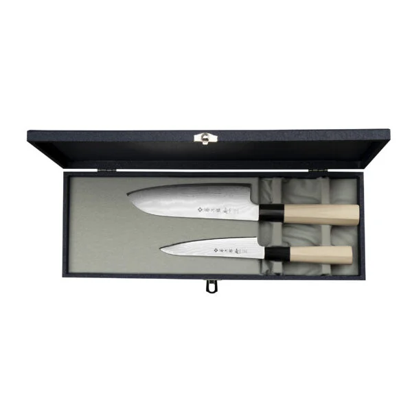 Tojiro Shippu Zestaw Uniwersalny 13 cm + Santoku 16,5 cm Tojiro Shippu Zestaw Uniwersalny 13 cm + Santoku 16,5 cm
Zestaw dwóch profesjonalnych noży ze stali VG-10, zapakowany w eleganckie pudełko idealnie nadaję się na prezent dla każdego miłośnika gotowania.
Dane techniczne nóż uniwersalny 13 cm
Ostrze - stal 3 warstwowa rdzeń VG-10Twardość - 60 HRC +/- 1Długość całkowita - 23,1 cmDługość ostrza - 13 cmSzerokość klingi - 2,8 cmGrubość klingi - ok. 1,4 mmWaga - ok. 55 g
Dane techniczne Santoku 16,5 cm
Ostrze - stal 3 warstwowa rdzeń VG-10Twardość - 60 HRC +/- 1Długość całkowita - 29,7 cmDługość ostrza - 17 cmSzerokość klingi - 4,6 cmGrubość klingi - ok. 1,9 mmWaga - ok. 175 g