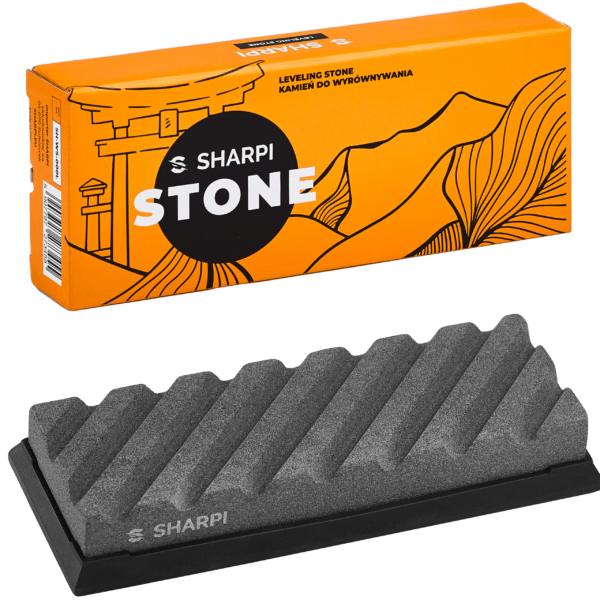 SHARPI Kamień naprawczy / do wyrównywania Kamień naprawczy SHARPI - Niezbędne Akcesorium do Pielęgnacji  Kamieni do Ostrzenia Twoje kamienie do ostrzenia wymagają regularnej konserwacji? Kamień naprawczy SHARPI to kluczowy element, który pomoże utrzymać Twoje kamienie do ostrzenia w idealnym stanie. Wykonany z trwałego czarnego węglika krzemu, ten kamień naprawczy jest idealny do wygładzania i usuwania nierówności z powierzchni kamieni do ostrzenia. Cechy produktu: Materiał: Wytrzymały czarny węglik krzemu, idealny do naprawy i utrzymania kamieni do ostrzenia. Gradacja: 320, skuteczna w usuwaniu nierówności i przywracaniu płaskości kamienia. Wymiary: Praktyczne wymiary 180x60x25mm, ułatwiające obsługę i przechowywanie. Wszechstronność: Doskonały dla zarówno profesjonalnych kucharzy, jak i domowych miłośników gotowania. Długotrwałe użytkowanie: Solidna konstrukcja zapewnia wieloletnią wydajność. Zastosowanie: Kamień naprawczy SHARPI jest przeznaczony do regularnego użytkowania, idealny do pielęgnacji kamieni i naprawy noży kuchennych i narzędzi. Jak używać: Zwilż kamień naprawczy wodą. Delikatnie pocieraj nim powierzchnię kamienia do ostrzenia, aby wyeliminować nierówności. Regularnie czyść kamień naprawczy, aby zachować jego skuteczność. Zainwestuj w długotrwałą jakość: Kamień naprawczy SHARPI to inwestycja w długotrwałą pielęgnację Twoich kamieni do ostrzenia. Dzięki niemu, Twoje kamienie będą służyć Ci przez lata w najlepszym stanie, zapewniając zawsze doskonałą ostrość nożom. Dlaczego kamień naprawczy SHARPI jest niezbędny? Skuteczność: Skutecznie usuwa nierówności, przywracając kamieniom do ostrzenia ich pierwotną płaskość. Trwałość: Wykonany z materiału o wysokiej wytrzymałości na zużycie. Prostota użytkowania: Intuicyjne i łatwe w użyciu, idealne dla każdego użytkownika. Uniwersalność: Pasuje do różnych typów kamieni do ostrzenia, niezależnie od ich marki czy rodzaju. Bezpieczeństwo i precyzja: Regularna pielęgnacja kamieni do ostrzenia zapewnia bezpieczniejsze i bardziej precyzyjne ostrzenie noży. Zamów już dziś! Nie pozwól, aby nierówności na Twoich kamieniach do ostrzenia wpływały na jakość pracy. Kamień naprawczy SHARPI to prosty sposób na utrzymanie idealnego stanu Twoich narzędzi do ostrzenia. Zadbaj o swoje kamienie do ostrzenia i ciesz się ich niezmienną efektywnością każdego dnia!