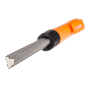 SHARPI Pen przenośna diamentowa ostrzałka #360 Sharpi PEN  - Diamentowa  Ostrzałka do Noży i Narzędzi Outdoorowych w kształcie długopisu   Poznaj wszechstronność i skuteczność ostrzenia z Sharpi PEN, wielofunkcyjną ostrzałką do noży, która została zaprojektowana z myślą o różnorodnych potrzebach ostrzenia. Dzięki jej kompaktowemu rozmiarowi i wydajności, jest to idealne narzędzie zarówno dla profesjonalistów, jak i entuzjastów kuchni. Kluczowe cechy: Wszechstronność: Idealna do ostrzenia noży kieszonkowych, rybnych, ogrodniczych, narzędzi outdoorowych, a nawet haczyków rybackich. Materiał Ścierny: Wykorzystanie diamentu o granulacji 360# gwarantuje wysoką skuteczność i dobre wyniki ostrzenia. Trwałość: Ostrzałka ma żywotność przekraczającą 6000 użyć. Kompaktowy Rozmiar: Ostrzałka ma wymiary 129.8x19.6x24.2mm i waży tylko 67g, co sprawia, że jest łatwa do przenoszenia i przechowywania. Ergonomiczny Design: Kształt w formie długopisu ułatwia przechowywanie i zapewnia łatwość użycia​​.   Gwarancja Jakości Sharpi: Sharpi gwarantuje najwyższą jakość swoich produktów, dostarczając ostrzałkę, która spełnia potrzeby ostrzenia w każdych warunkach. Wybór Sharpi  to inwestycja w trwałość i efektywność ostrzenia.   Specyfikacja: Długość po rozłożeniu 130 Czas 67 Średnica 19,6 Szerokość 24 Materiał ścierny - diament #600 Made in PRC