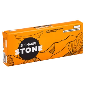 SHARPI kamień wodny 1000 SHARPI Ostrzałka do noży kamień wodny 1000 Kamień wodny SHARPI #1000 jest idealny do regularnego ostrzenia, utrzymując noże w doskonałej kondycji.   Odkryj nową jakość ostrzenia z kamieniem wodnym SHARPI o gradacji 1000, który przekroczy Twoje oczekiwania, zapewniając nożom wyjątkową ostrość. Ten kamień szlifierski, wyprodukowany zgodnie z Japońską normą JIS R6001, oferuje niezrównaną trwałość i skuteczność ostrzenia. Korzystając z kamienia SHARPI, zapewniasz sobie profesjonalne ostrzenie w domowym zaciszu. Elastyczność użycia z wodą lub olejem oraz dołączona gumowa mata antypoślizgowa gwarantują bezpieczeństwo i komfort pracy. Wykonany z  korundu AI203, kamień ten charakteryzuje się wysoką jakością i niskim zużyciem, zapewniając efektywność na lata. SHARPI to nie tylko ostre noże kuchenne to także ostrzenie nożyczek, narzędzi ogrodniczych, siekier, maczet, brzytw, dłut, noży kieszonkowych, myśliwskich i wielu innych żądnych ostrości narzędzi stalowych Nawet najlepszy nóż z czasem traci swoją ostrość wtedy konieczne jest ostrzenie, zastosowanie kamieni szlifierskich oraz ostrzałek firmy SHARPI ułatwi to zadanie. Kluczowe cechy kamienia wodnego SHARPI: Japońska Norma JIS 6001 (1000): Kamień z  gradacją ziarna 11.5μm Wszechstronne Zastosowanie: Idealny do noży kuchennych, nożyczek, narzędzi ogrodniczych, siekier, maczet, brzytw, dłut, noży kieszonkowych i myśliwskich. Wysoka Jakość: Wykonany z trwałego korundu AI203, kamień charakteryzuje się długą żywotnością i niskim zużyciem. Szybkie i Efektywne Ostrzenie: Zwiększona twardość kamienia SHARPI według Japońskiego standardu JIS zapewnia szybsze ostrzenie i mniejsze zużycie. Ergonomiczne Wymiary: Rozmiar kamienia (180x60x14mm) zapewnia komfort użytkowania. Zwiększone Bezpieczeństwo: Dołączona gumowa mata antypoślizgowa dla stabilnego i bezpiecznego ostrzenia. Elastyczność Użycia: Możliwość stosowania z wodą lub olejem.   Z kamieniem wodnym SHARPI Twoje noże i narzędzia odzyskają idealną ostrość. Zapewnij sobie profesjonalne ostrzenie w zaciszu własnego domu. Odkryj różnicę, jaką może sprawić wysokiej jakości kamień szlifierski SHARPI.   Gradacja Kamienia Cel Zastosowania 200 – 800 Ostrzenie grube, do mocno stępionych ostrzy 800 – 1500 Podstawowe ostrzenie, przygotowanie ostrza do dalszego szlifowania 1500 – 3000 Wygładzanie ostrza, doskonalenie ostrości 3000 – 6000 Polerowanie ostrza, wykończenie szlifu 6000 – 12000 Bardzo precyzyjne polerowanie, uzyskanie idealnej ostrości Każda gradacja kamienia wodnego ma specyficzne zastosowanie, począwszy od grubszych gradacji do naprawy i przygotowania mocno stępionych ostrzy, przez średnie gradacje do podstawowego ostrzenia i wygładzania, a kończąc na najdrobniejszych gradacjach do precyzyjnego polerowania i uzyskania ostatecznej, idealnej ostrości ostrza.