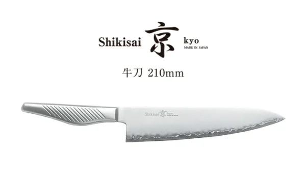 Shizu Hamono Kyo Gyuto Japoński nóż szefa kuchni 21cm AUS-8 Odkryj Luksus i Profesjonalizm z Nożem Shizu Hamono dzieło sztuki, łączące tradycję japońskiego kowalstwa z nowoczesnymi innowacjami. stanowi perfekcyjny przykład japońskiej doskonałości. Stworzony przez mistrza Hiroaki Wada Idealny dla profesjonalnych szefów kuchni i amatorów, nóż Shizu Hamono wprowadza do kuchni elegancję i funkcjonalność. Jego doskonała zdolność cięcia, łatwość pielęgnacji i wspaniały design sprawiają, że jest niezastąpionym narzędziem do codziennego gotowania. Specyfikacje Techniczne Długość całkowita: 348 mm Długość ostrza: 210 mm Waga: 144 g Materiał: Trójwarstwowa stal (AUS8 i SUS1A-1) Rękojeść: SUS304 Wyprodukowano w Seki City, Japonia Doświadcz elegancji, funkcjonalności i niezawodności, jakie oferuje nóż Shizu Hamono spraw, aby przygotowywanie posiłków było sztuką przyjemności