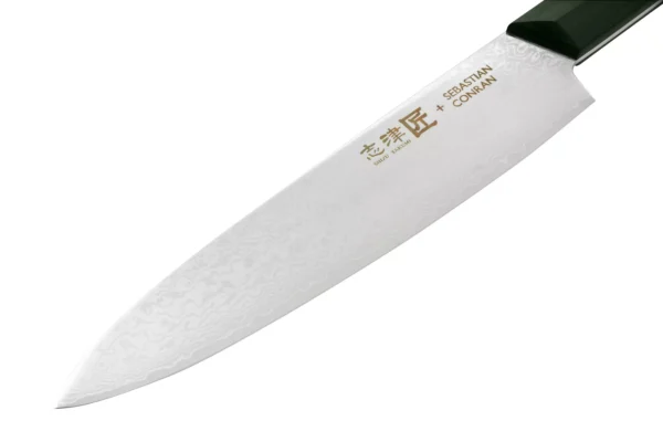 Shizu Hamono GIFU Japoński nóż szefa 23cm VG-10 Shizu Hamono kolekcja stworzona z brytyjskim projektantem Sebastian Conran 23cm Japoński nóż szefa kuchni wyprodukowany przez Shizu Hamono Co. w Seki, Gifu, Japonia. Specyfikacje Techniczne Wysokość ostrza 4,7 cm Długość ostrza 23 cm Grubość ostrza 1,8 mm Długość rękojeści 13,8 cm Długość całkowita 36 cm Waga 190 g Wyprodukowano w Seki City, Japonia Rękojeść: pakka wood Stal: Damast, VG10 Doświadcz elegancji, funkcjonalności i niezawodności, jakie oferuje nóż Shizu Hamono spraw, aby przygotowywanie posiłków było sztuką przyjemności