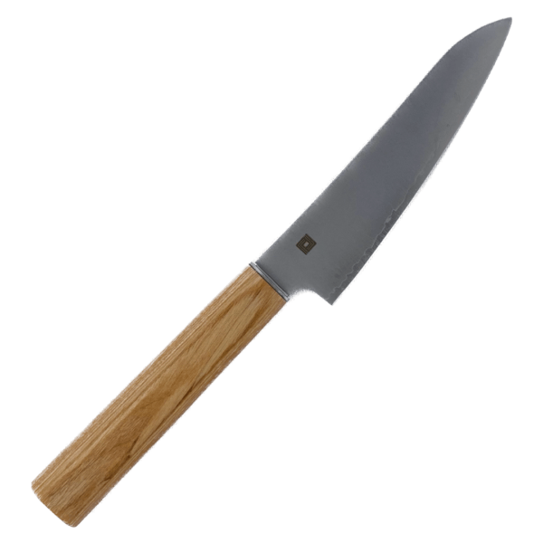 Shizu Hamono Yuri Japoński nóż uniwersalny Petty 14cm AUS-8 Doświadcz niezrównanej elegancji i funkcjonalności z nożem SHIZU HAMONO Yuri Petty 140mm, wyprodukowanym przez renomowaną firmę Shizu Hamono Co. w Seki, Gifu, Japonia. Petty to wszechstronny nóż, idealny do precyzyjnych cięć i drobnych prac kuchennych. Specyfikacje Techniczne Ostrze : AUS-8 Rękojeść: Oval Pakka wood Długość całkowita 250 mm Długość ostrza 140 mm Waga 65g Wyprodukowano w Seki City, Japonia   Doświadcz elegancji, funkcjonalności i niezawodności, jakie oferuje nóż Shizu Hamono spraw, aby przygotowywanie posiłków było sztuką przyjemności