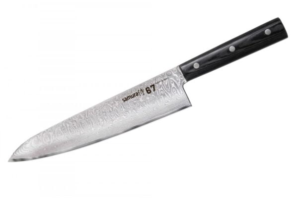 Samura Damascus 67 nóż szefa kuchni mikarta 21 cm rdzeń AUS-10 61HRC Poznaj nóż Samura SD67-0085M – prawdziwe arcydzieło sztuki rzemieślniczej, które łączy w sobie tradycyjne japońskie techniki z nowoczesnymi rozwiązaniami. To narzędzie jest nie tylko funkcjonalne, ale także niezwykle estetyczne, co czyni go doskonałym wyborem dla każdego miłośnika gotowania. Dane techniczne: Długość całkowita: 325mm Długość ostrza: 210mm Długość rękojeści: 115mm Stal: wielowarstwowa stal damasceńska z rdzeniem z AUS10 Hartowanie: 61 HRC Rękojeść: Mikarta Waga: 180g Cechy produktu Wyjątkowa Ostrość Klinga noża Samura SD67-0085M wykonana jest z najwyższej jakości stali damasceńskiej, składającej się z 67 warstw. Zapewnia to niesamowitą ostrość i wytrzymałość, dzięki czemu krojenie staje się prawdziwą przyjemnością. Ergonomiczny Uchwyt Uchwyt noża został zaprojektowany z myślą o maksymalnym komforcie użytkowania. Wykonany z wysokiej jakości materiałów, zapewnia pewny chwyt nawet w trudnych warunkach kuchennych. Ergonomiczny kształt pozwala na długotrwałe użytkowanie bez zmęczenia ręki. Perfekcyjna Równowaga Doskonałe wyważenie noża Samura SD67-0085M sprawia, że krojenie jest precyzyjne i płynne. Każdy ruch jest kontrolowany i pewny, co jest szczególnie ważne podczas przygotowywania skomplikowanych potraw. Zastosowanie Nóż Samura SD67-0085M to uniwersalne narzędzie, które sprawdzi się w każdej kuchni. Idealny do krojenia, siekania, i filetowania, pozwala na przygotowanie potraw z najwyższą precyzją. Doskonały zarówno dla profesjonalnych kucharzy, jak i amatorów, którzy cenią sobie jakość i elegancję. Dlaczego warto wybrać nóż Samura SD67-0085M? Najwyższa jakość materiałów: 67-warstwowa stal damasceńska gwarantuje trwałość i wyjątkową ostrość. Komfort użytkowania: Ergonomiczny uchwyt zapewnia pewny chwyt i minimalizuje zmęczenie ręki. Elegancki design: Klasyczny wygląd z nowoczesnymi akcentami, który doskonale prezentuje się w każdej kuchni. Wszechstronność: Idealny do różnorodnych zastosowań kulinarnych. Podsumowanie Nóż Samura SD67-0085M to synonim precyzji, trwałości i elegancji. To narzędzie, które zaspokoi potrzeby nawet najbardziej wymagających użytkowników, stając się nieodłącznym elementem każdej kuchni. Wybierz Samura SD67-0085M i przekonaj się, jak wiele może zmienić odpowiednio dobrane narzędzie kuchenne.